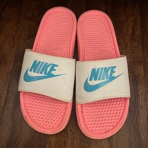 Pink & White Nike Slides🌟